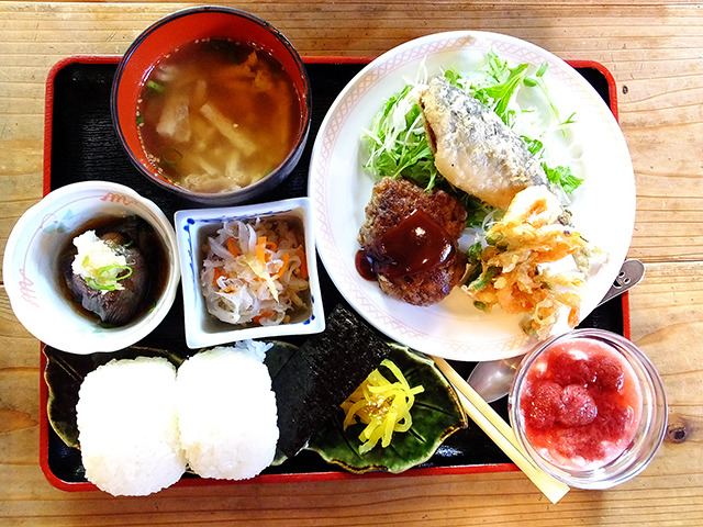 「こまめ食堂」の「棚田のおにぎり定食」