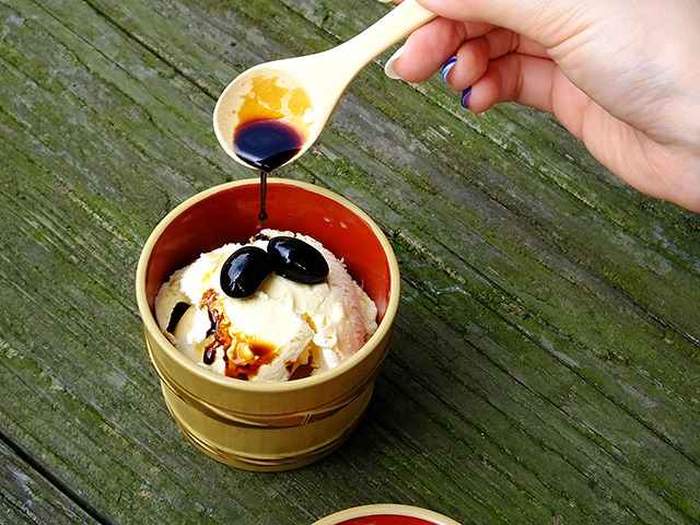 小豆島のヤマロク醤油でアイスクリームに醤油をかけて