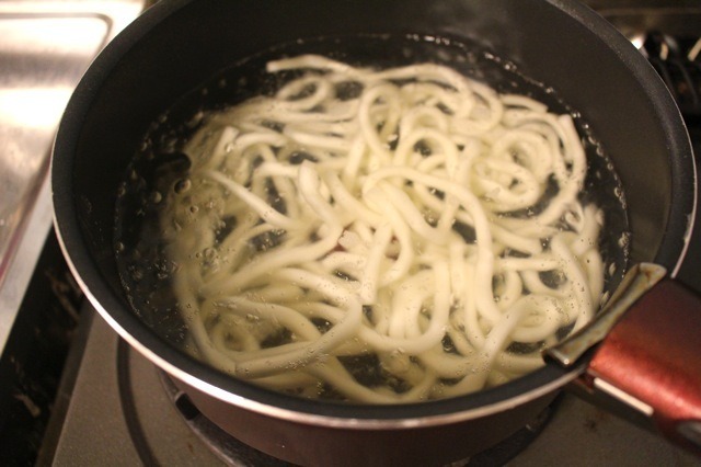 麺を茹で、冷水にとります。