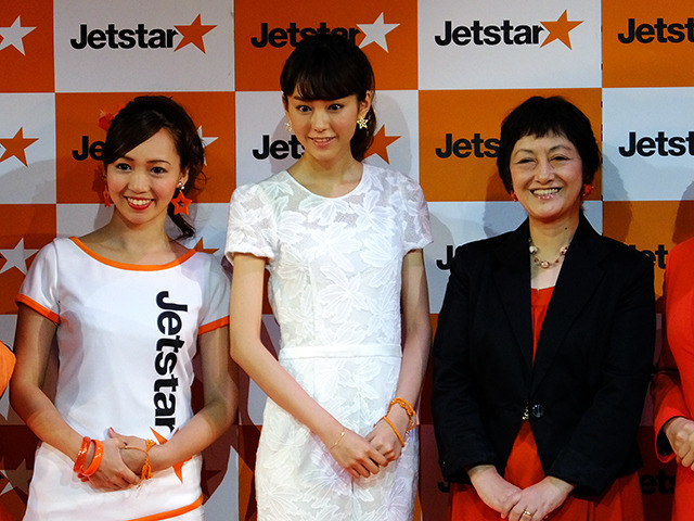 桐谷美玲とジェットスター・ジャパン鈴木社長（右）