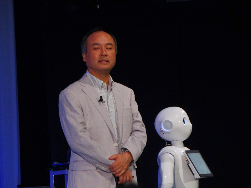 壇上にPepperが登場