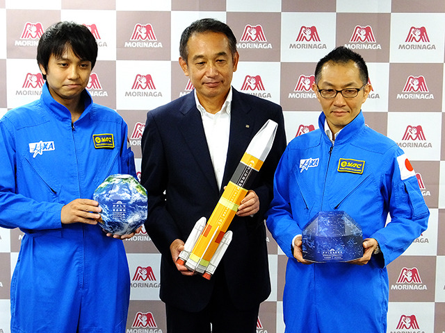 森永の新井徹社長も自信（中央）
