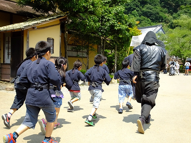 横を駆け抜ける“子ども忍者”