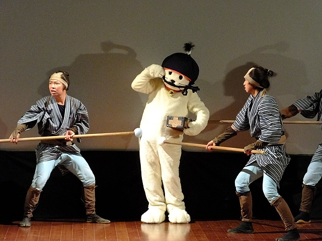 捕らえられても軽く流して……