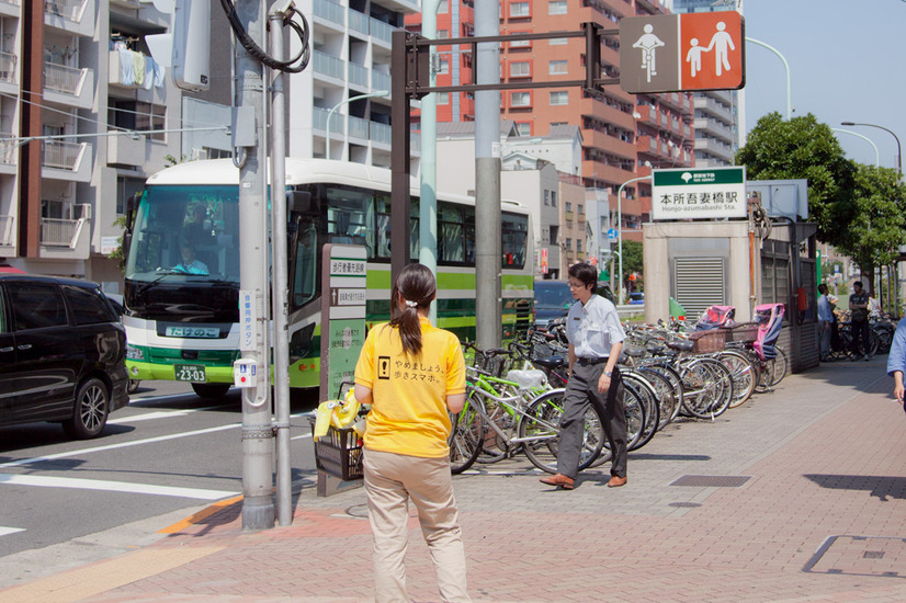 「やめましょう、歩きスマホ。」キャンペーン（7月26日、東京都墨田区）