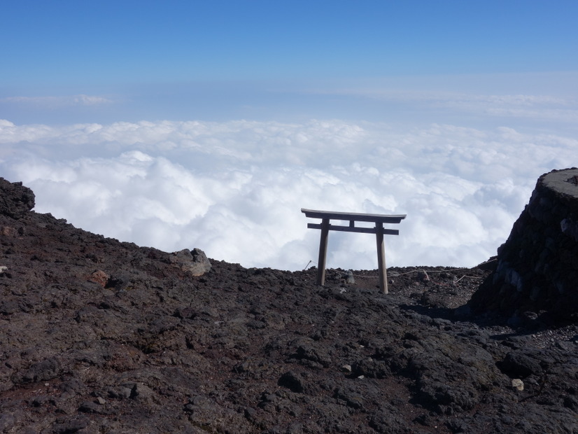 山頂にある鳥居