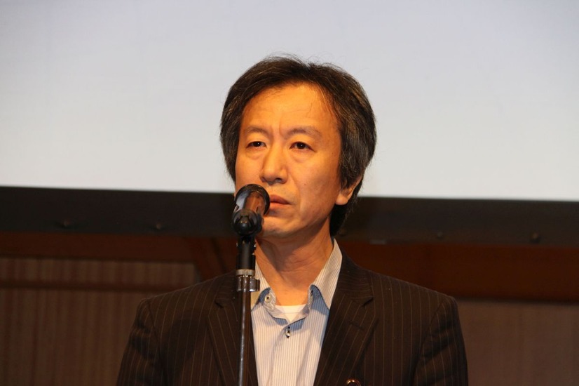 RBB TODAY賞を発表する小板編集長
