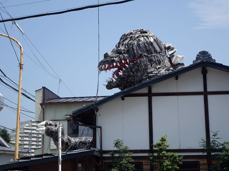 なんだコリャ！民家の屋根を突き破るゴジラが話題