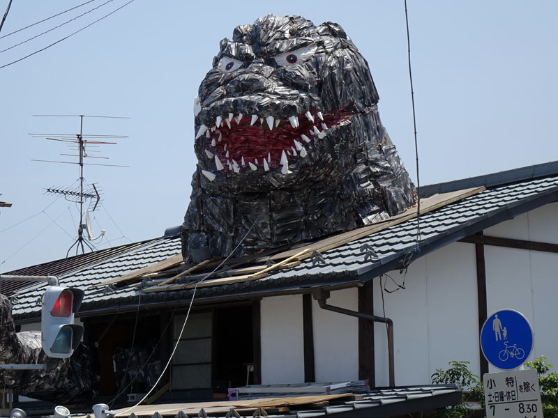 なんだコリャ！民家の屋根を突き破るゴジラが話題