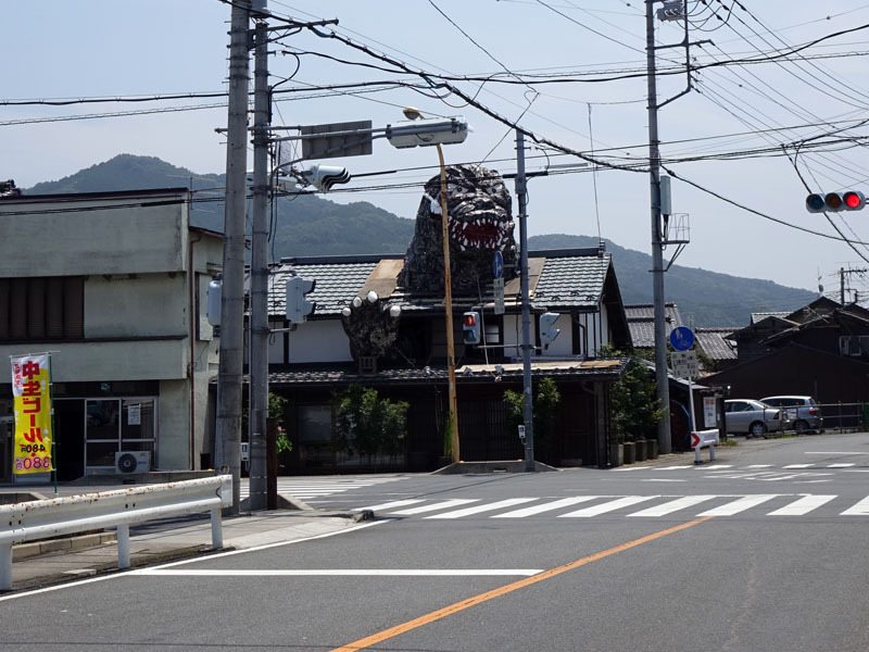 なんだコリャ！民家の屋根を突き破るゴジラが話題