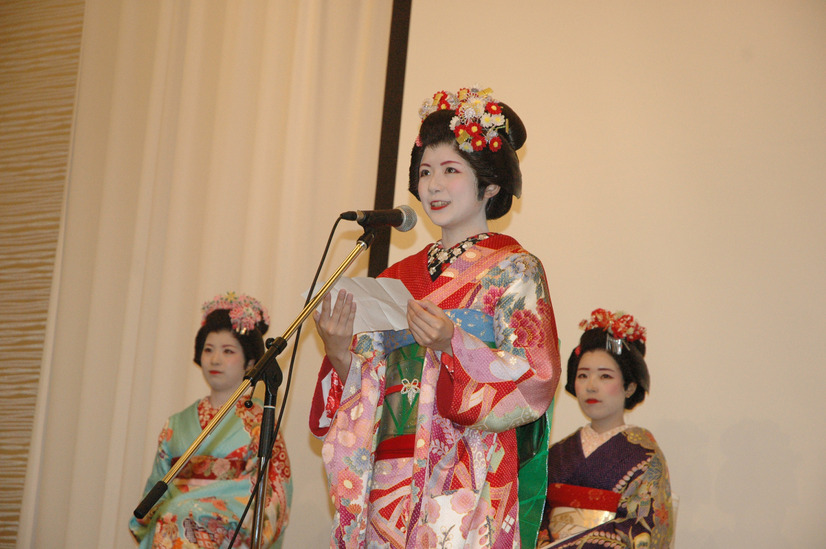 「秋田のために働きたいという一心でここまで頑張ってきました」。挨拶する1期生