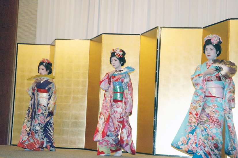 舞妓一期生となった3名は踊りを披露
