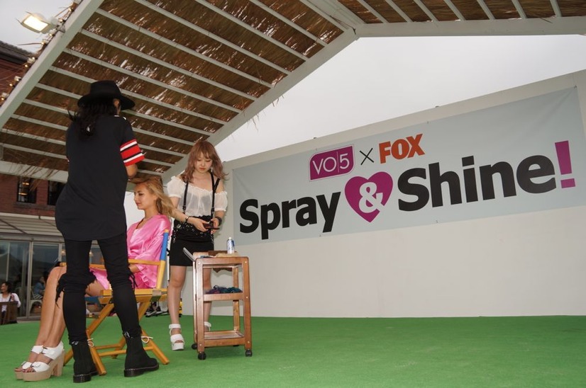 横浜赤レンガ倉庫で開催されたヘア&ファッションショー“ＶＯ５×ＦＯＸ「Spray&Shine！On Stage！」”