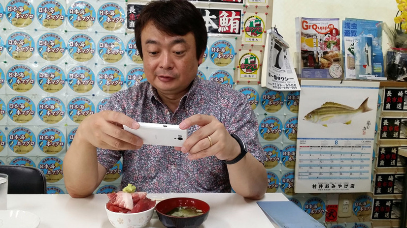 青森は何を食べても美味しい! そんな様子をさっと撮影してソーシャルに投稿… ちなみにここは大間のマグロ丼で有名な浅虫温泉の鶴亀屋食堂