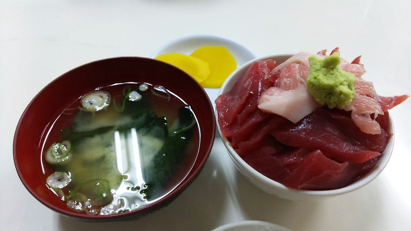 AQUOS SERIEで撮影した鶴亀屋食堂のマグロ丼（ミニ）。このほかに小、中もある。ミニはライス小にマグロが10枚乗る。これにライスをもう一つ付けるとマグロとバランスが取れる感じ