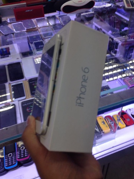 模倣品の「iPhone　6」。