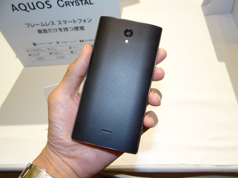 「AQUOS CRYSTAL」本体背面