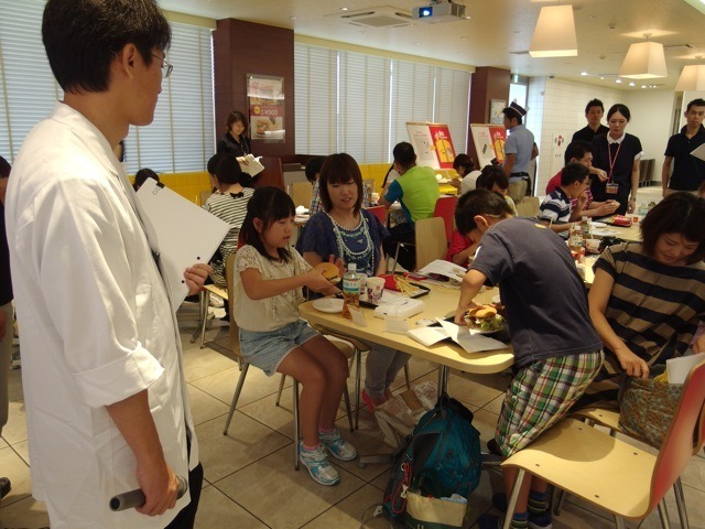 自分のオリジナルハンバーガーを食べる。自分の好きな素材で作ったせいか、失敗と自己評価した子はいなかった
