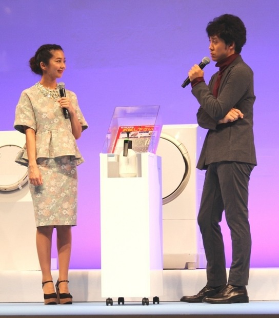 ドラム式洗濯乾燥機の性能について話している優香と大泉洋