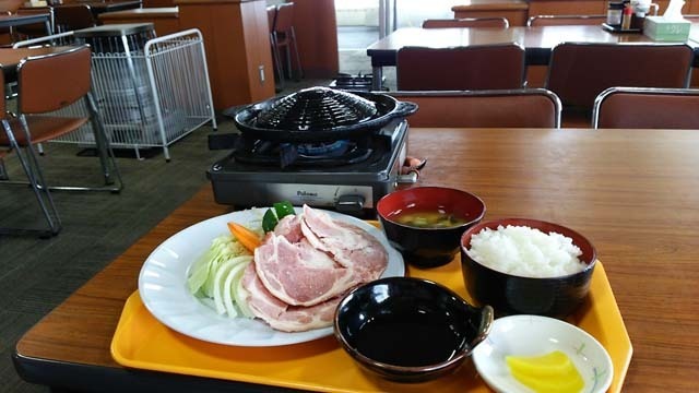 悪天候なので仕方なく食べ物に走る。山頂公園駅2階食堂の名物「ジンギスカン定食」（1,200円）。冬季はこの辺りマイナス20度を下回る。そんな寒さの中でスキーヤーに大人気のメニュー