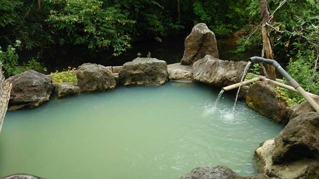 「民宿みちのく深沢温泉」の露天風呂もいい湯でした。すだれの先は女性風呂で、お互い丸見えです。青森ってオープンだ