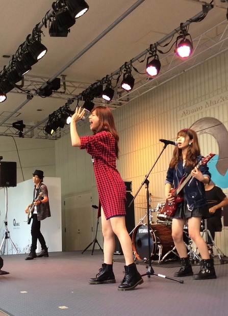 デビュー曲を熱唱する西内まりや