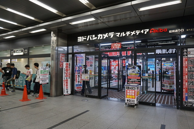 【Xbox One発売特集】発売当日をフォトレポート、開店前の秋葉原ヨドバシカメラに並ぶファン