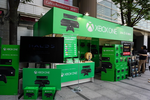 【Xbox One発売特集】発売当日をフォトレポート、開店前の秋葉原ヨドバシカメラに並ぶファン