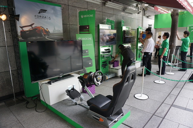【Xbox One発売特集】発売当日をフォトレポート、開店前の秋葉原ヨドバシカメラに並ぶファン