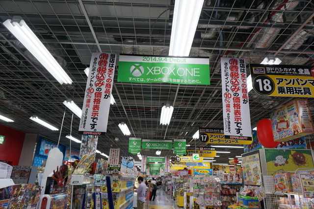 【Xbox One発売特集】発売当日をフォトレポート、開店前の秋葉原ヨドバシカメラに並ぶファン