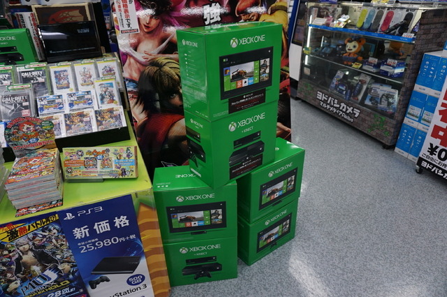 【Xbox One発売特集】発売当日をフォトレポート、開店前の秋葉原ヨドバシカメラに並ぶファン