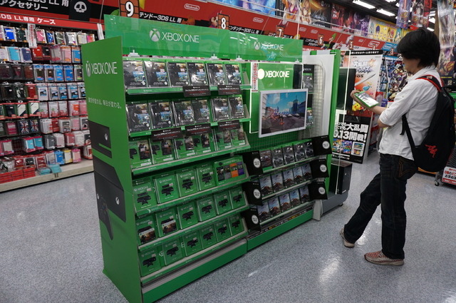 【Xbox One発売特集】発売当日をフォトレポート、開店前の秋葉原ヨドバシカメラに並ぶファン