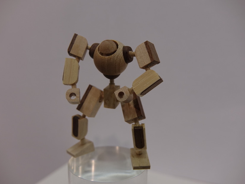 組み立てる木製ロボット