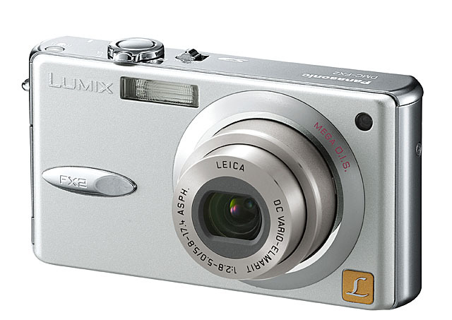 　松下電器産業は、デジタルカメラ「LUMIX」シリーズの新ラインアップとして、スリムボディに手ブレ補正機能と光学3倍ズームを搭載した「DMC-FX7」「DMC-FX2」を8月27日に発売する。