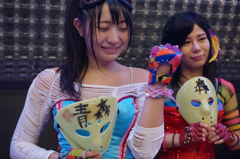 月宮さんのブレスレットを見せるメンバー