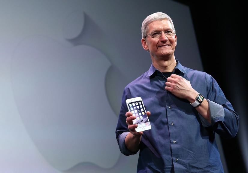 iPhone 6を持ち、Watchを装着したティム・クック　(c) Getty Images