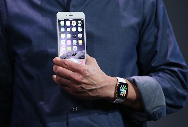 iPhone 6を持ち、Watchを装着したティム・クック　(c) Getty Images