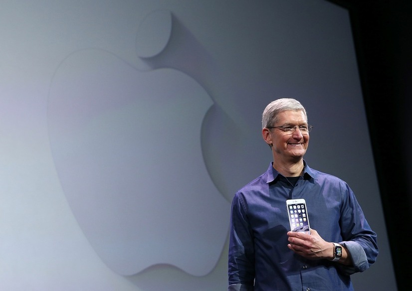 iPhone 6を持ち、Watchを装着したティム・クック　(c) Getty Images