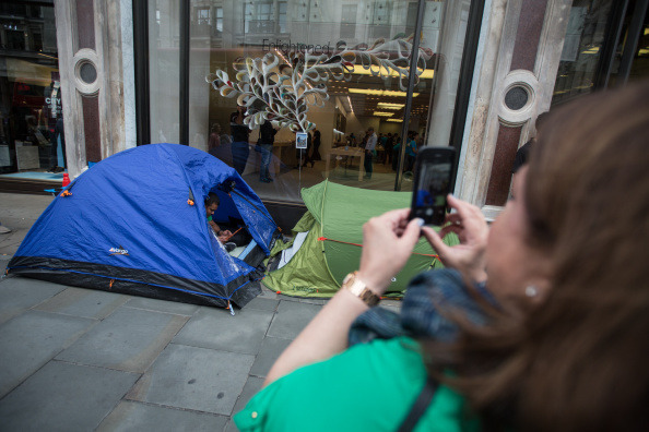 ロンドンのアップルストア前でテントを張る人が（c）Getty Images