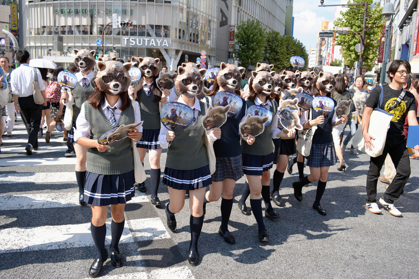 アライグマに扮した「宇宙最凶ロケットガールズ」