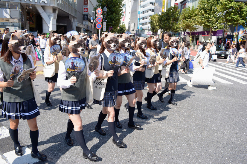 アライグマに扮した「宇宙最凶ロケットガールズ」