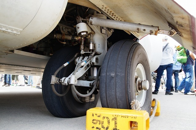 主脚は離陸後に機体横の張り出し部（スポンソン）に収容される。