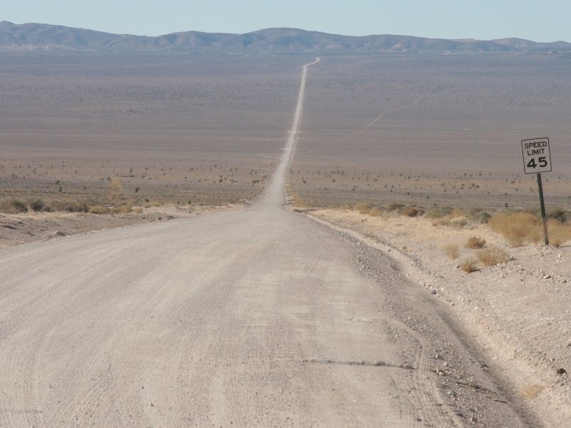 アノ「AREA51」の入り口から2マイル近く離れたところ。この未舗装路の道路を延々走った先には……