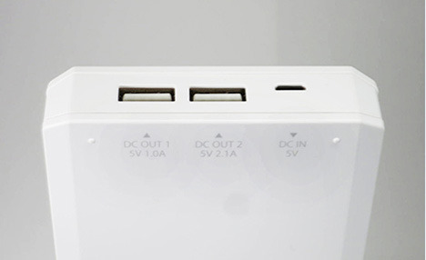2つのUSBポートでiPhone、iPadの2台同時充電も可能