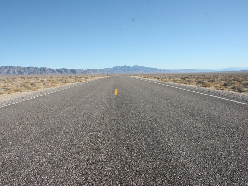 「全米一車の通らないハイウェイ」がこのNV-375「Extraterrestrial Highway」だ。道路の真ん中で記念撮影してもまず問題なし