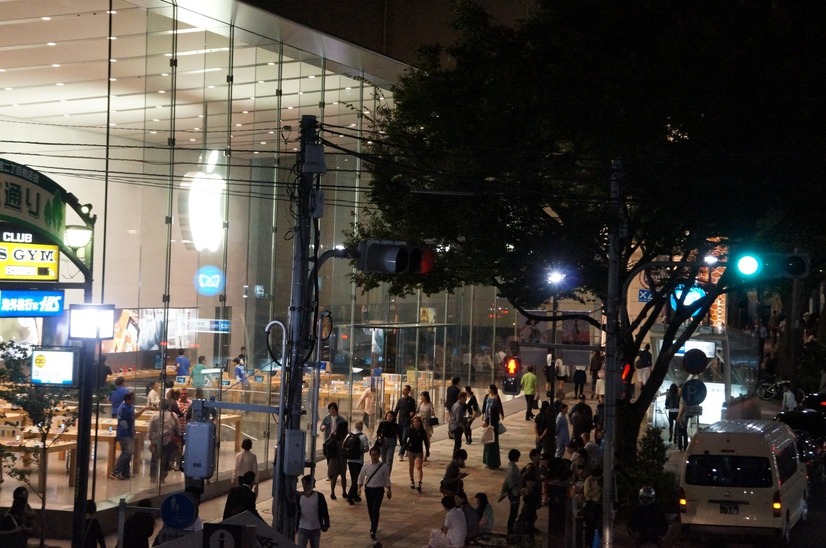 iPhone 6発売前日、アップルストア表参道の行列が1000人に達する勢い