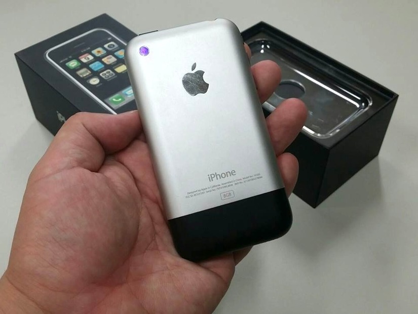 2007年発売の初代iPhoneは、背面がスチール素材で、仕上げ方も今回のiPhone 6によく似ている。周囲に丸みを持たせているところも初代に通じている