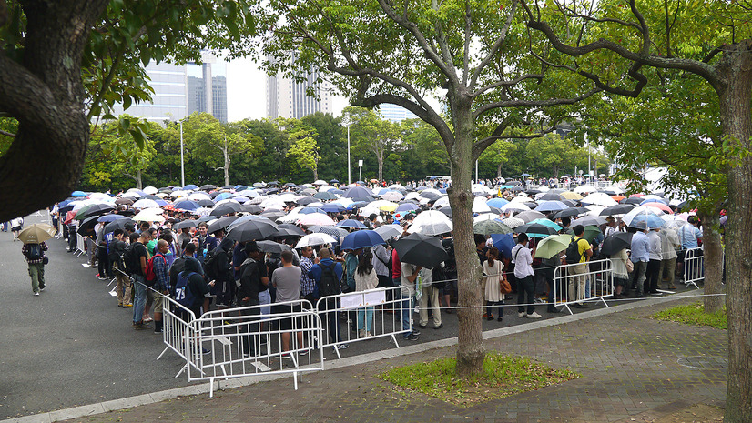 一般公開日の入場前にはたくさんの行列が