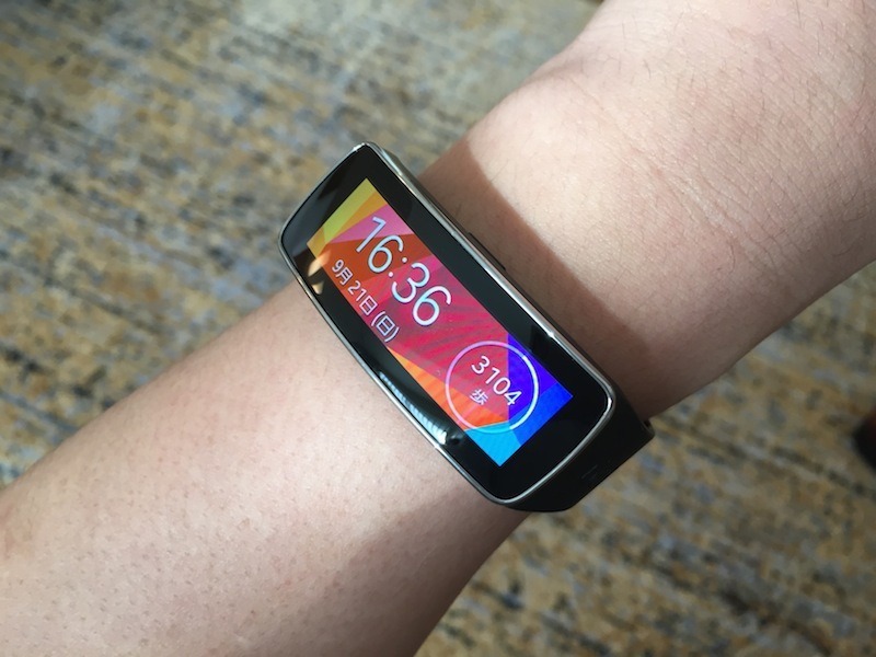 ウェアラブル端末等の連携にも期待したい。筆者が愛用しているサムスン電子製「Gear Fit」は残念ながらサムスン製スマホとしか連携できない。こうしたメーカー間の囲い込みに専用デバイスが用いられるのがこれまでの通例だったが、スマホOSでポータル化されることで、ユーザー自身がウェアラブル端末やサービスの選択の自由も広がるはず