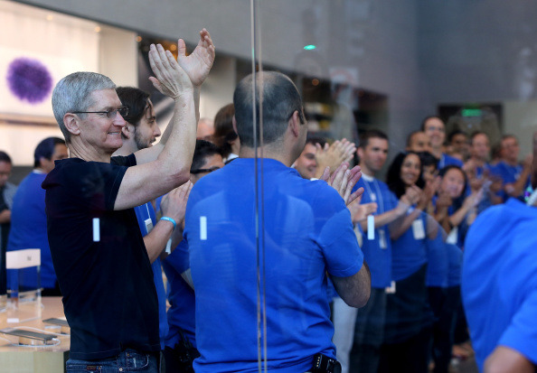 パロアルトのアップルストアで客を迎え入れるティム・クックCEO（c）Getty Images